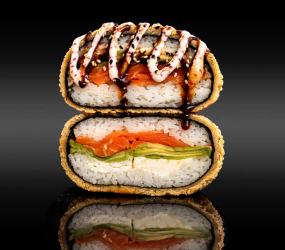 Sushi burger s lososem